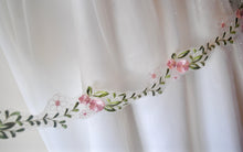 Load image into Gallery viewer, Rose Embroidered Lace Edge Bridal Veil