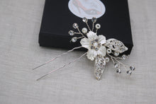 Load image into Gallery viewer, Crystal Flower Hair Pin