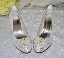 Load image into Gallery viewer, Pearl Shoe Clips