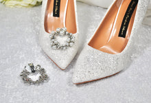 Load image into Gallery viewer, Silver and Pearl Shoe Clips