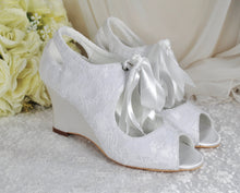 Load image into Gallery viewer, Lace Wedge Heel Shoes