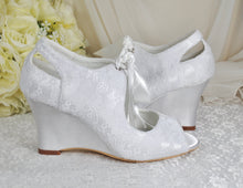 Load image into Gallery viewer, Lace Wedge Heel Shoes