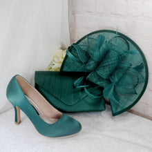 Load image into Gallery viewer, Emerald Green Satin Bridal Set: Heels, Clutch &amp; Fascinator
