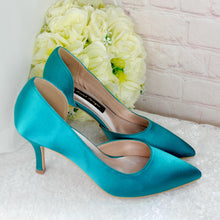 Load image into Gallery viewer, Teal Satin Bridal Set: Handmade Low Heels, Clutch Bag, Fascinator
