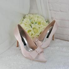 Load image into Gallery viewer, Blush Pink Satin Bridal Set: Handmade Heels, Clutch, Fascinator
