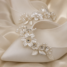 Load image into Gallery viewer, 3D Floral Bridal Shoe Clips – Pearl  Crystal Wedding Shoe Decorations
