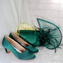 Load image into Gallery viewer, Emerald Green Satin Bridal Set: Heels, Clutch &amp; Fascinator
