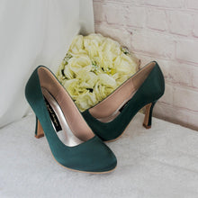 Load image into Gallery viewer, Emerald Green Satin Bridal Set: Heels, Clutch &amp; Fascinator
