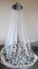 Load image into Gallery viewer, Embroidered Wedding Veil – 200cm Long Floral Bridal Veil with Comb
