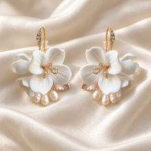 Load image into Gallery viewer, Ceramic Flower &amp; Pearl Bridal Earrings and Necklace – Gold

