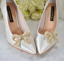 Load image into Gallery viewer, Pearl Bow Shoe Clips
