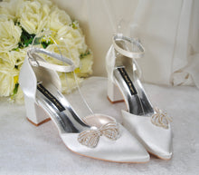 Load image into Gallery viewer, Block Heels with Pearl Bow
