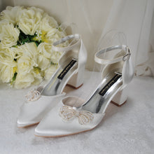 Load image into Gallery viewer, Block Heels with Pearl Bow
