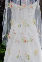 Load image into Gallery viewer, Delicate Meadow Flower Veil
