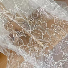 Load image into Gallery viewer, Morning Glory&#39; embroidered veil

