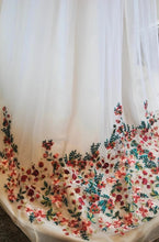 Load image into Gallery viewer, Red &amp; Pink Floral Embroidered Wedding Veil – White Tulle, 200 cm – Sale

