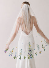 Load image into Gallery viewer, Floral Embroidered Edge Bridal Veil
