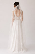 Load image into Gallery viewer, Cobweb Veil | White or Black
