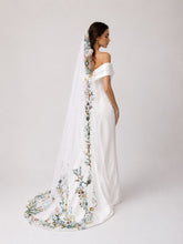 Load image into Gallery viewer, Bridal Veil with Embroidered Flowers and attached comb
