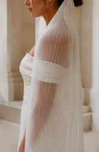 Load image into Gallery viewer, Pleated Wedding Veil with Comb – Simple One-Layer Bridal Veil
