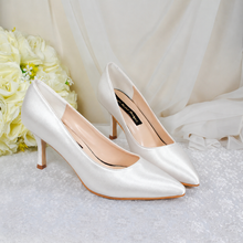 Load image into Gallery viewer, Classic Ivory Bridal Court Shoes - UK5 - Ready to Dispatch
