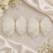 Load image into Gallery viewer, Pearl Tulle Bow Shoe Clips – Removable Bridal Shoe Bows

