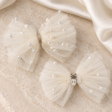 Load image into Gallery viewer, Pearl Tulle Bow Shoe Clips – Removable Bridal Shoe Bows

