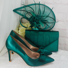 Load image into Gallery viewer, Emerald Green Satin Bridal Set: Heels, Clutch &amp; Fascinator
