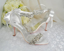 Load image into Gallery viewer, Elegant Pearl and Rhinestone Ankle Straps, Wedding Shoes Accessories, Bridal Shoes Straps, Bridesmaids Accessories
