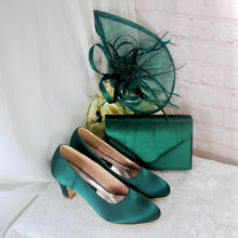 Load image into Gallery viewer, Emerald Green Satin Bridal Set: Heels, Clutch &amp; Fascinator
