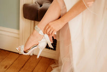 Load image into Gallery viewer, Elegant Pearl and Rhinestone Ankle Straps, Wedding Shoes Accessories, Bridal Shoes Straps, Bridesmaids Accessories
