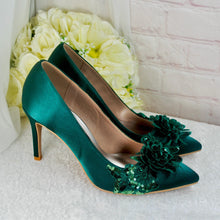 Load image into Gallery viewer, Emerald Green Satin Bridal Set: Handmade Heels, Clutch, Fascinator
