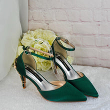 Load image into Gallery viewer, Emerald Green Satin Heel, Clutch, Fascinator Set, Wedding Guest Outfit
