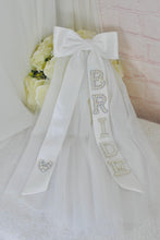 Load image into Gallery viewer, Personalised Bride to Be Gift Set: Pearl Detail Bridal Shower Gifts
