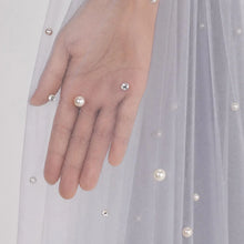 Load image into Gallery viewer, Pearl &amp; Rhinestone Veil
