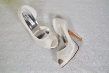 Load image into Gallery viewer, Satin and Lace Bridal Shoes
