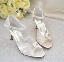 Load image into Gallery viewer, Ivory Lace Bridal Shoes with Pearl Shoe Clips
