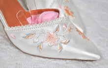 Load image into Gallery viewer, Ivory Wedding Shoes, Embroidered Satin Heels- Size UK5/US7.5
