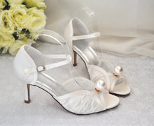 Load image into Gallery viewer, Ivory Lace Bridal Shoes with Pearl Shoe Clips
