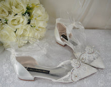 Load image into Gallery viewer, Ivory Lace Pointy Toe Flats with Small Pearl - Size UK4/US6.5
