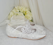 Load image into Gallery viewer, Lace Bridal Shoes Size UK7/US9.5
