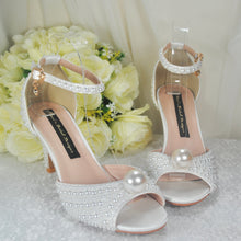 Load image into Gallery viewer, white pearl bridal shoe UK6/US8.5
