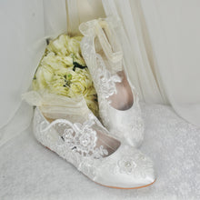 Load image into Gallery viewer, Lace Bridal Shoes Size UK7/US9.5
