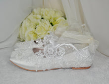 Load image into Gallery viewer, Lace Bridal Shoes Size UK7/US9.5
