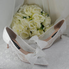 Load image into Gallery viewer, Lace Bow Wedding Shoes UK6/US8.5
