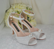 Load image into Gallery viewer, white pearl bridal shoe UK6/US8.5
