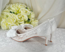 Load image into Gallery viewer, Lace Bow Wedding Shoes UK6/US8.5
