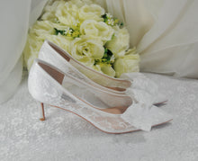 Load image into Gallery viewer, Lace Bow Wedding Shoes UK6/US8.5
