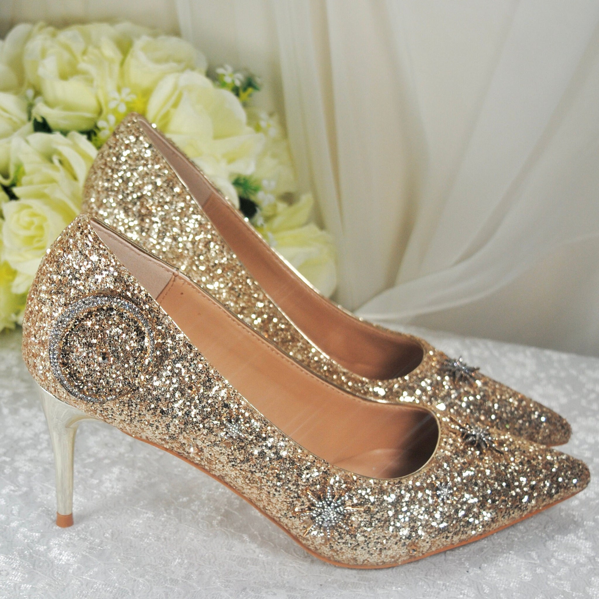 wedding dress gold shoes Gold Wedding Shoes For Brides Who Love Luxury