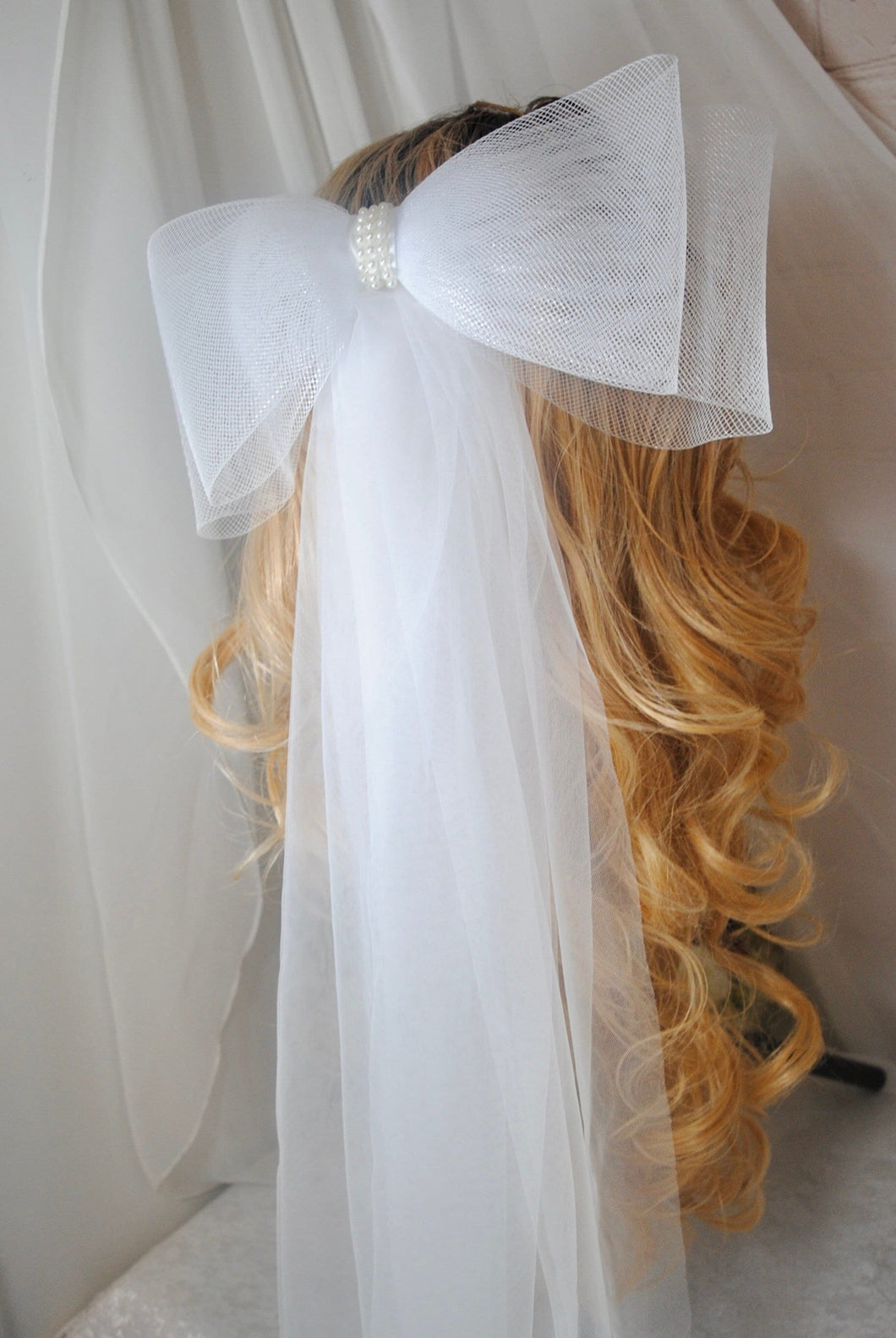 Bride hair bow with pearls